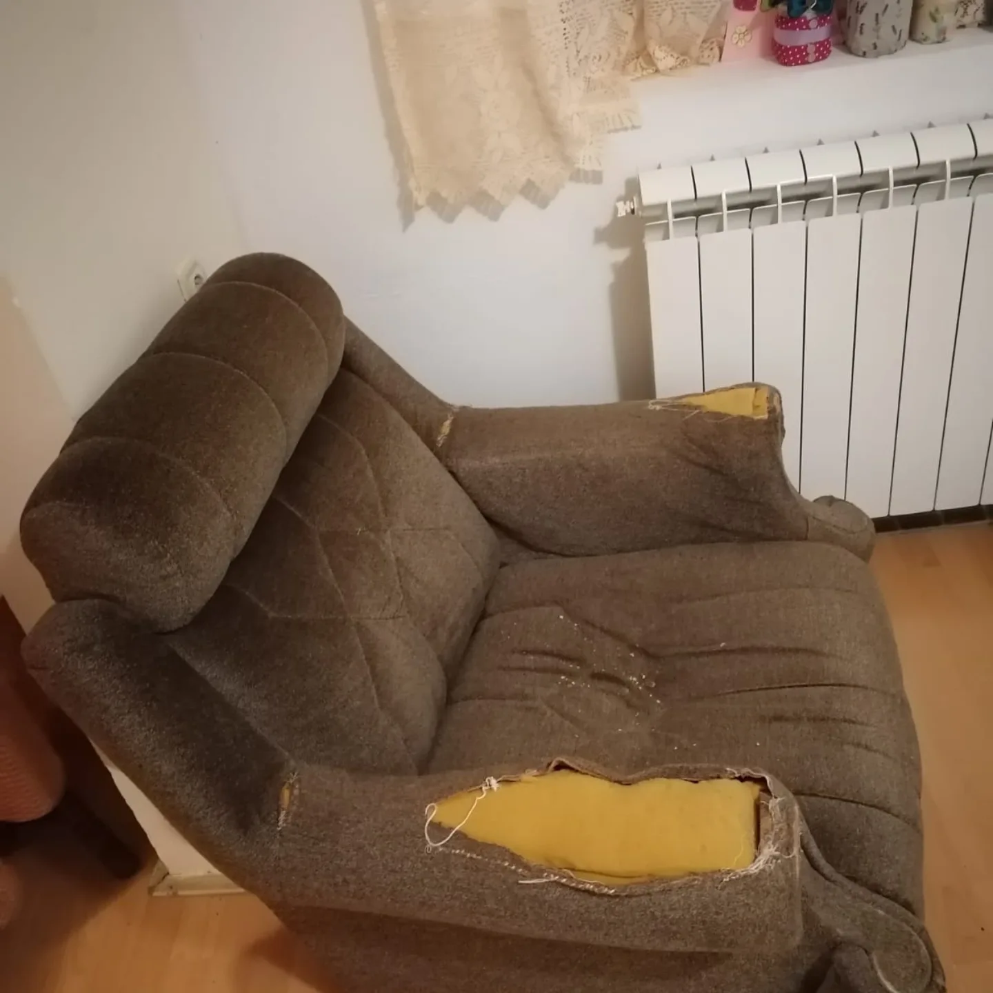 Braon fotelja pre popravke