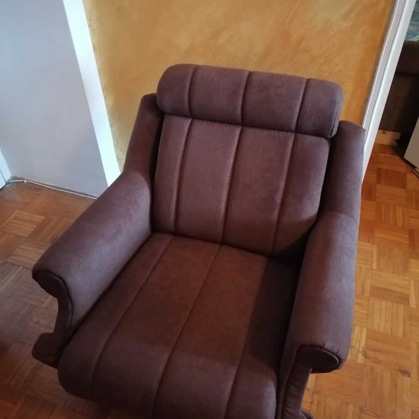 Tapacirana fotelja