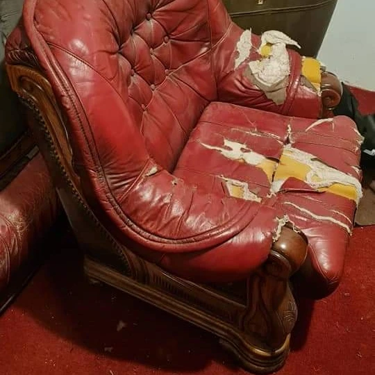 Oštećena crvena fotelja pre obnove
